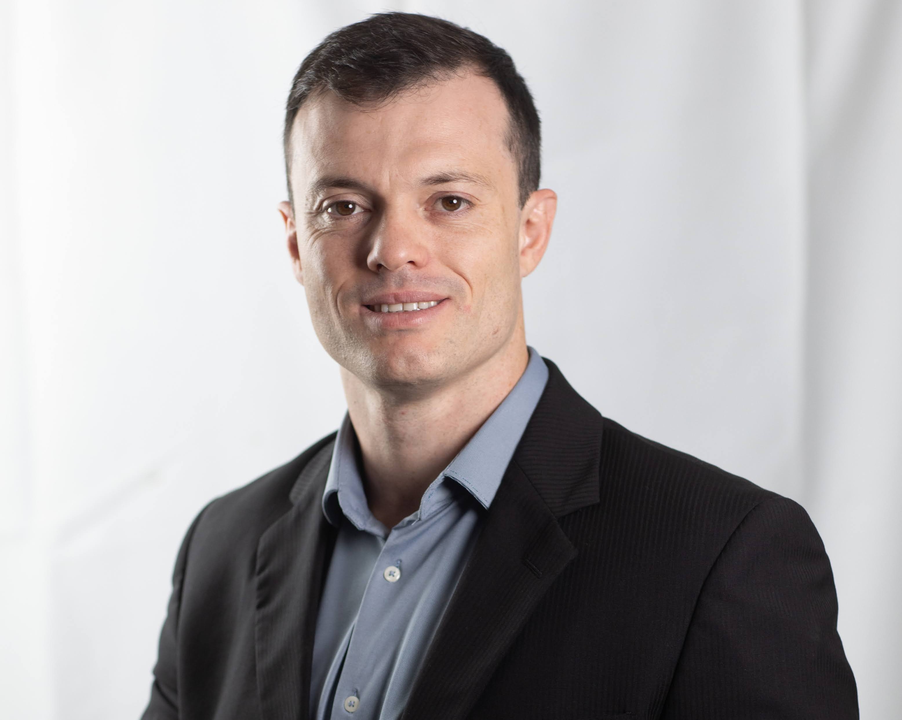 Dr. Fernando Filho operando na clinica